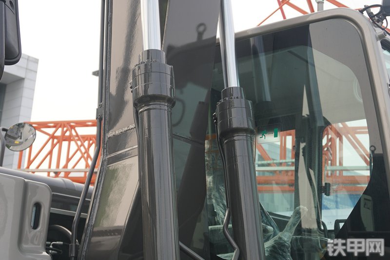 中联重科ZE135E-10挖掘机局部