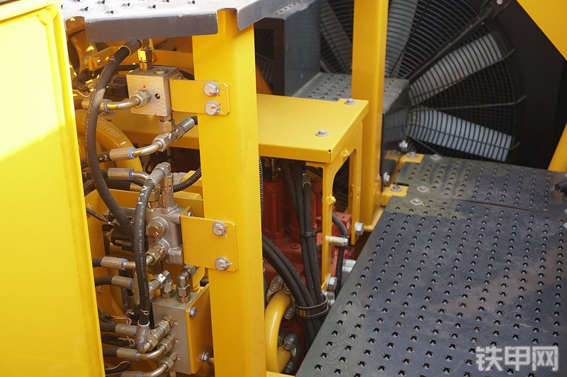 柳工CLG990F挖掘机局部