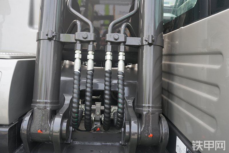 中联重科ZE135E-10挖掘机局部