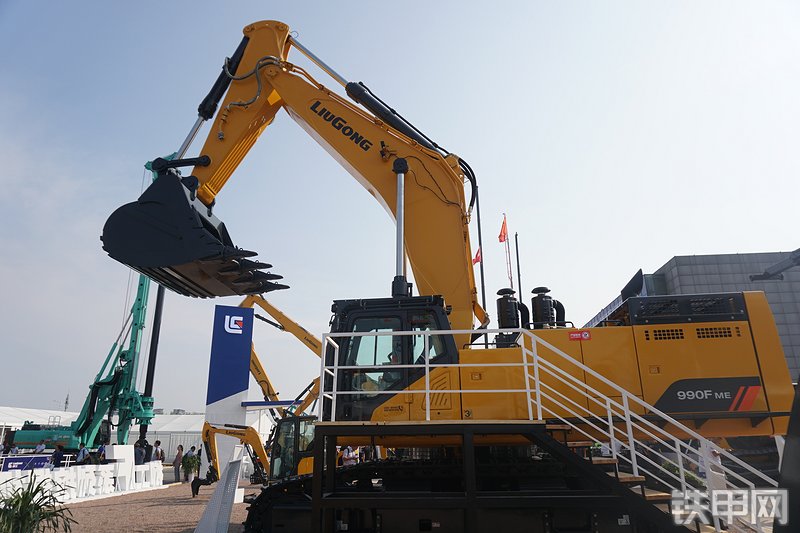 柳工CLG990F挖掘机整机外观