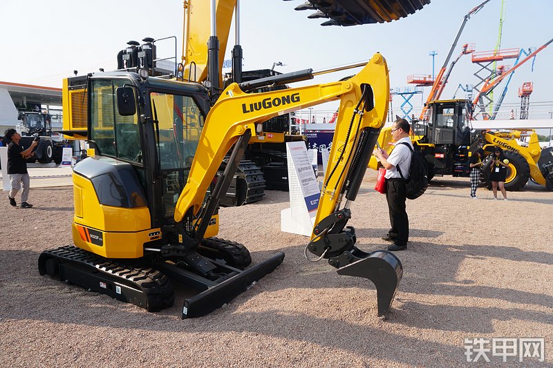 柳工CLG9025FZTS挖掘机整机外观