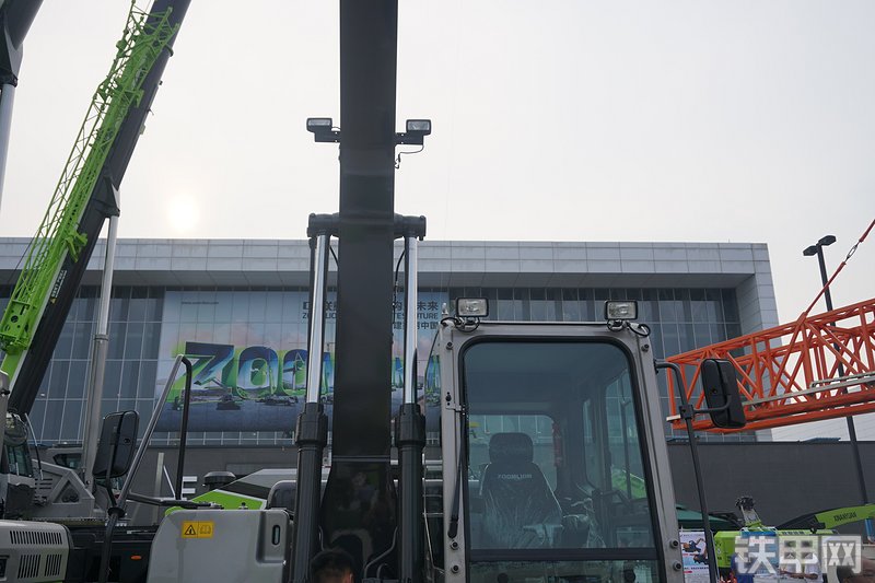 中联重科ZE135E-10挖掘机局部