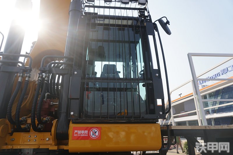 柳工CLG990F挖掘机局部