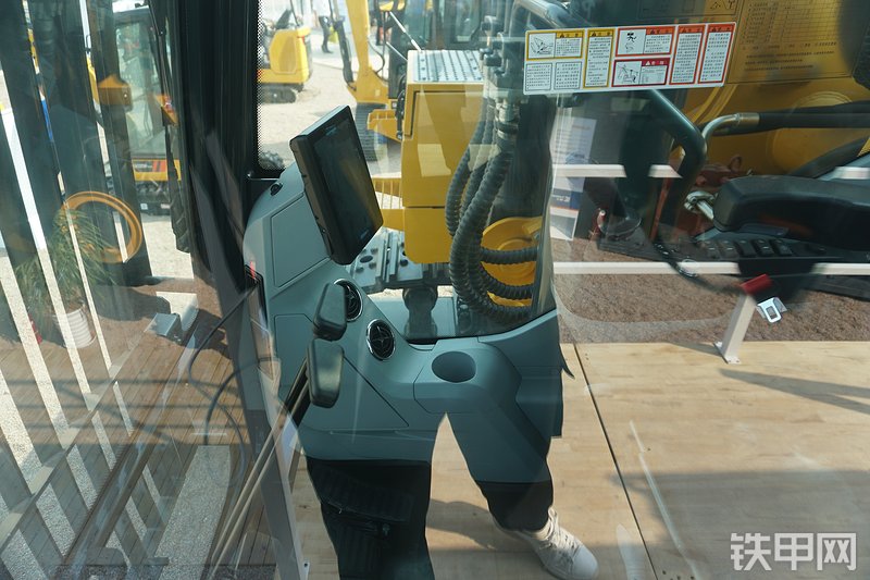 柳工CLG990F挖掘机局部