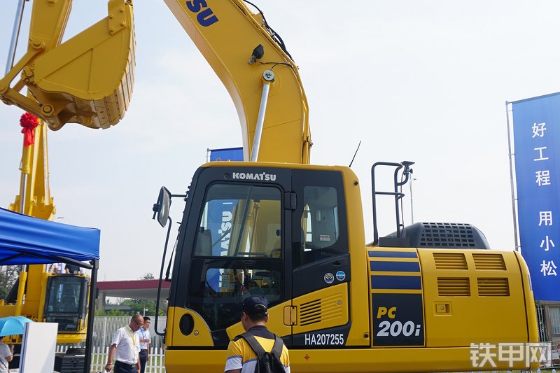 小松PC200i-10挖掘机局部