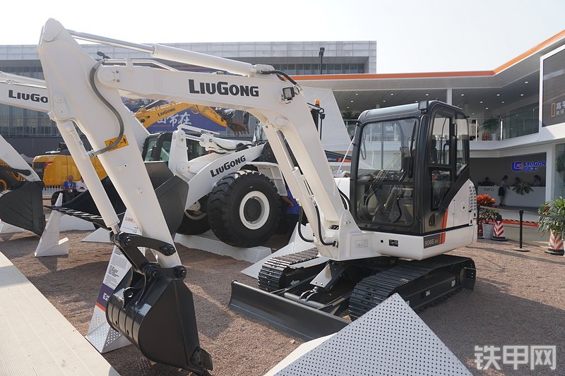 柳工CLG906E-EV挖掘机整机外观