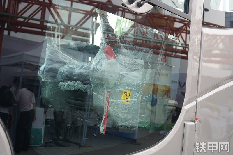 中联重科ZE135E-10挖掘机局部