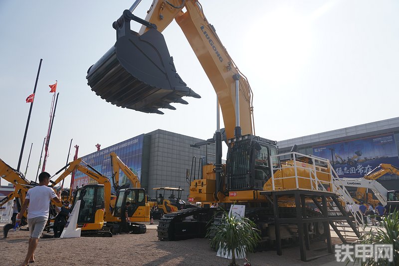 柳工CLG990F挖掘机整机外观