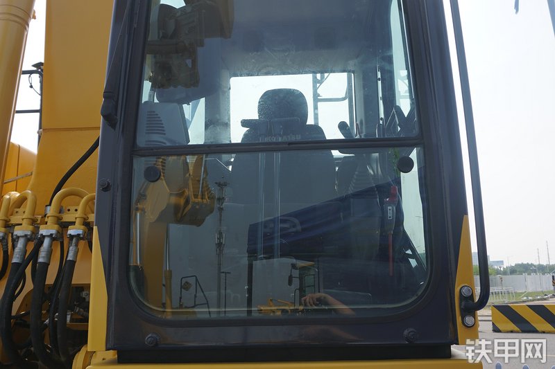 小松PC200i-10挖掘机局部