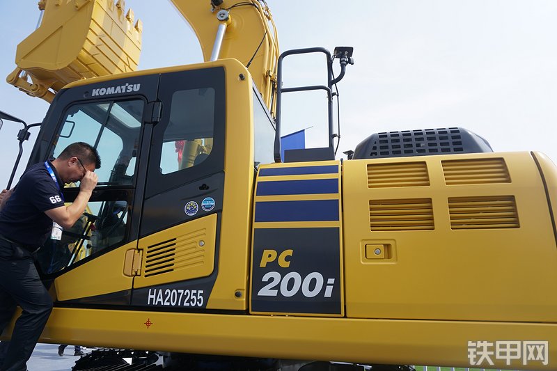 小松PC200i-10挖掘机局部