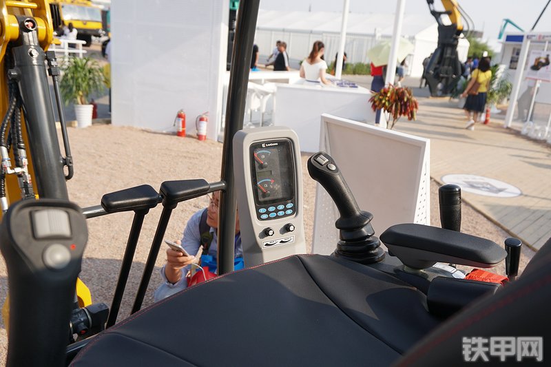 柳工9018F挖掘机局部