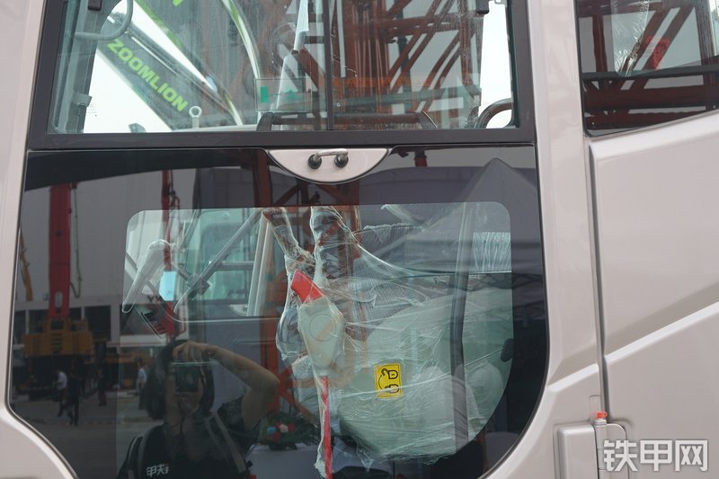 中联重科ZE135E-10挖掘机局部