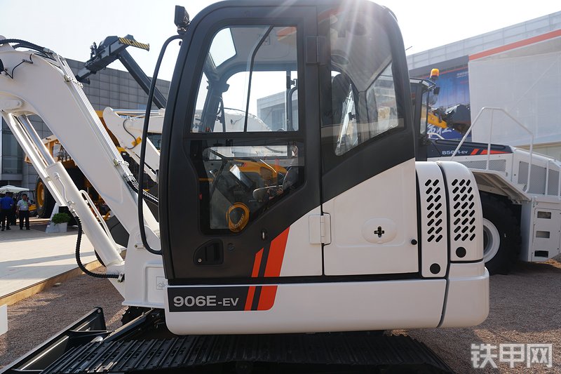 柳工CLG906E-EV挖掘机整机外观