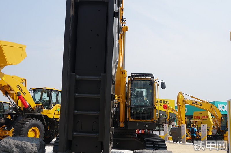 山东临工E6500F挖掘机整机外观