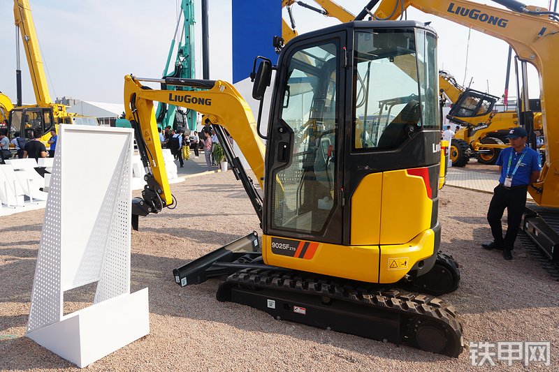 柳工CLG9025FZTS挖掘机整机外观