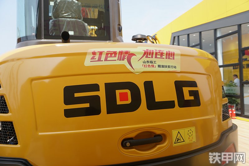 山东临工E655F挖掘机整机外观