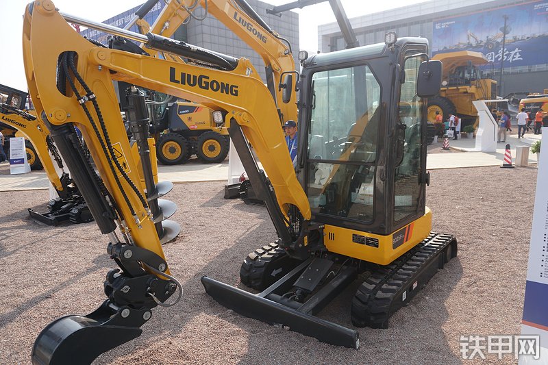 柳工CLG9025FZTS挖掘机整机外观