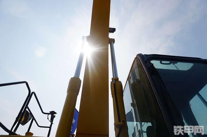 小松PC200i-10挖掘机局部