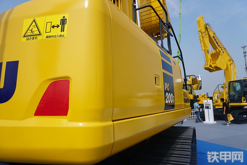 小松PC200i-10挖掘机局部