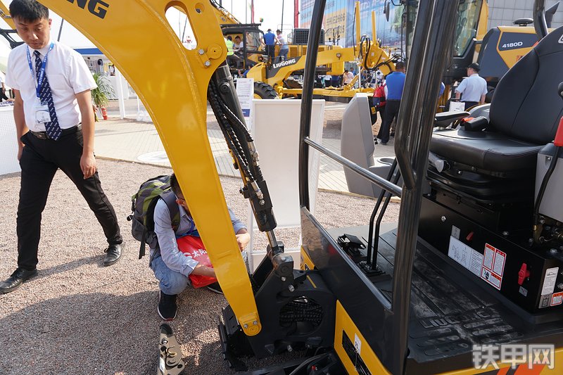 柳工9018F挖掘机局部