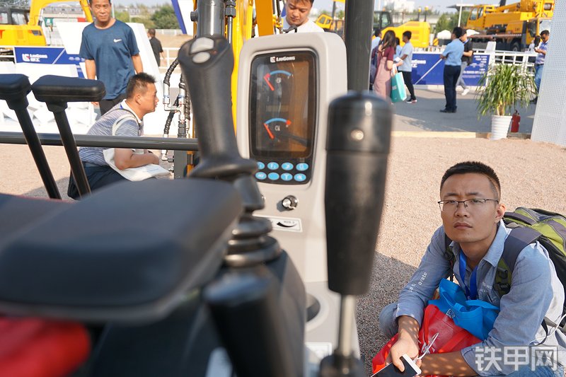 柳工9018F挖掘机局部