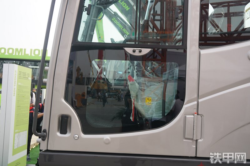 中联重科ZE135E-10挖掘机局部