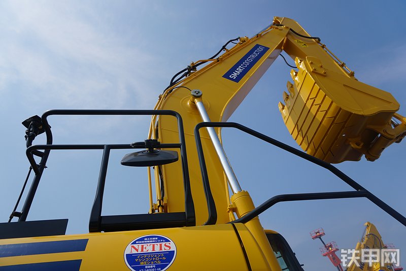 小松PC200i-10挖掘机局部