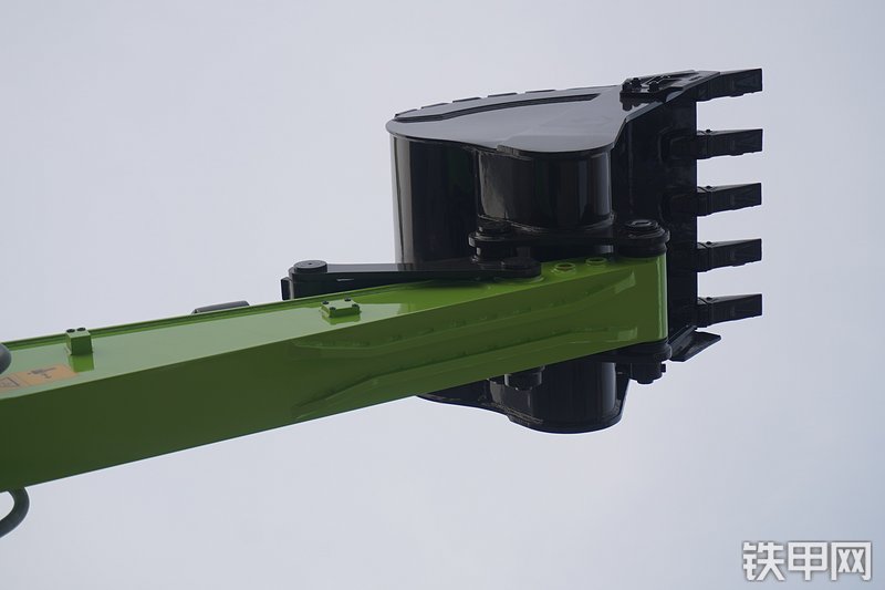 中联重科ZE135E-10挖掘机局部