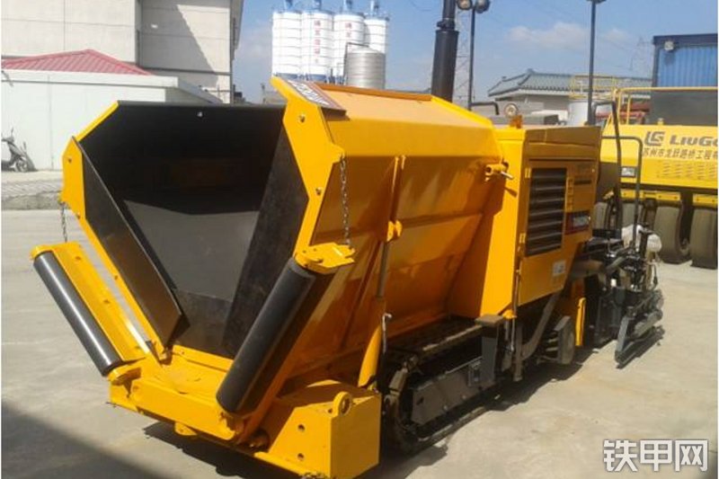 天工DT832沥青摊铺机整机外观