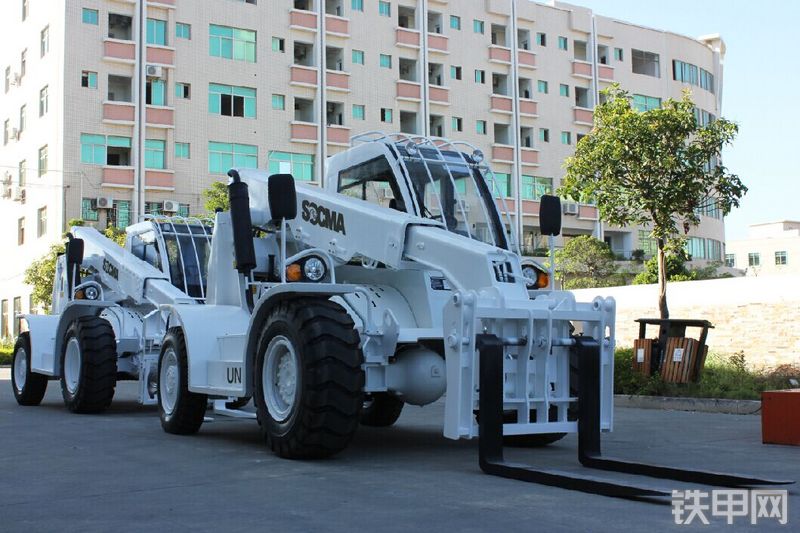 华南重工HNT30-4伸缩臂叉车整机外观