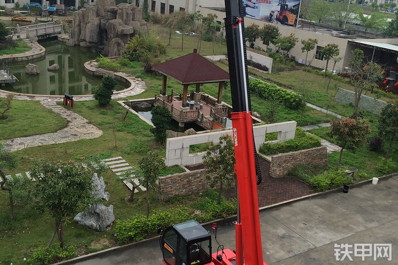 华南重工HNTR40伸缩臂叉车整机外观