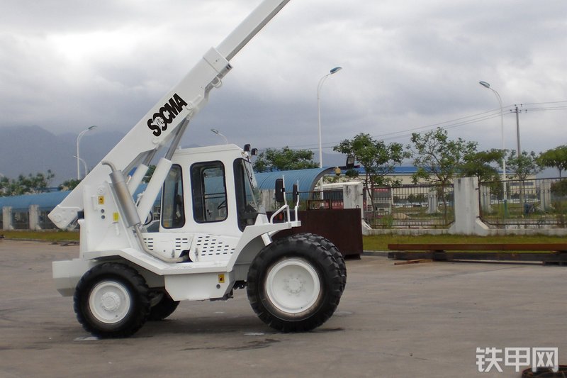 华南重工HNT25-4伸缩臂叉车整机外观