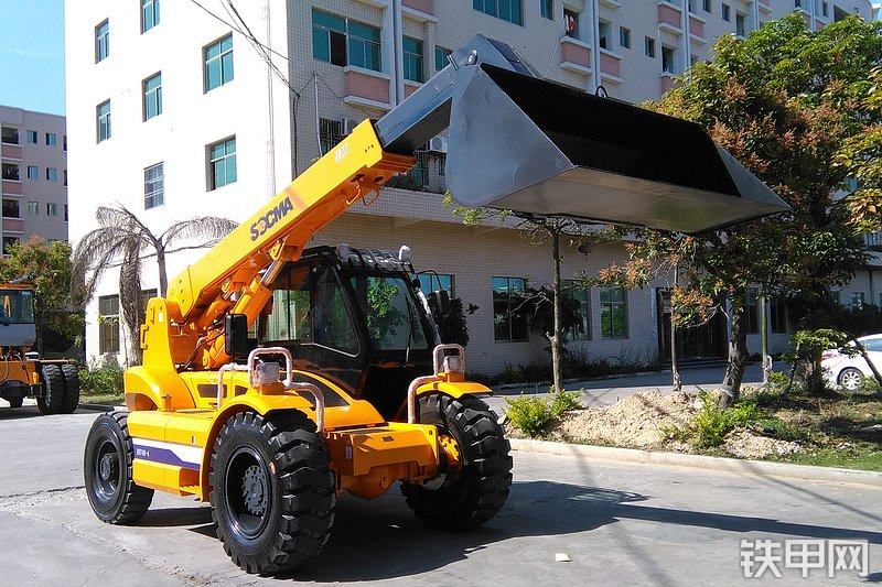 华南重工HNT40-4伸缩臂叉车整机外观