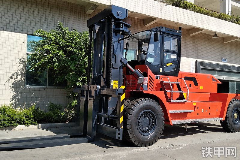 华南重工HNF-280叉车整机外观