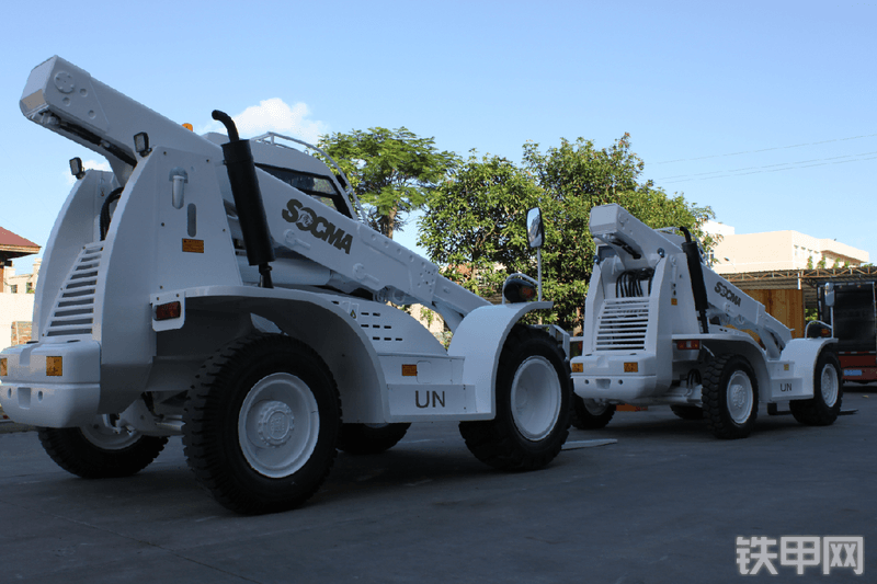 华南重工HNT30-4伸缩臂叉车整机外观