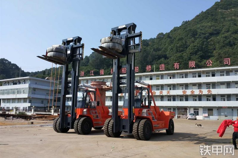 华南重工HNF-280叉车整机外观