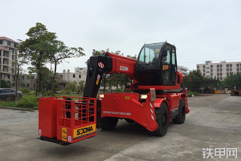 华南重工HNTR40伸缩臂叉车整机外观