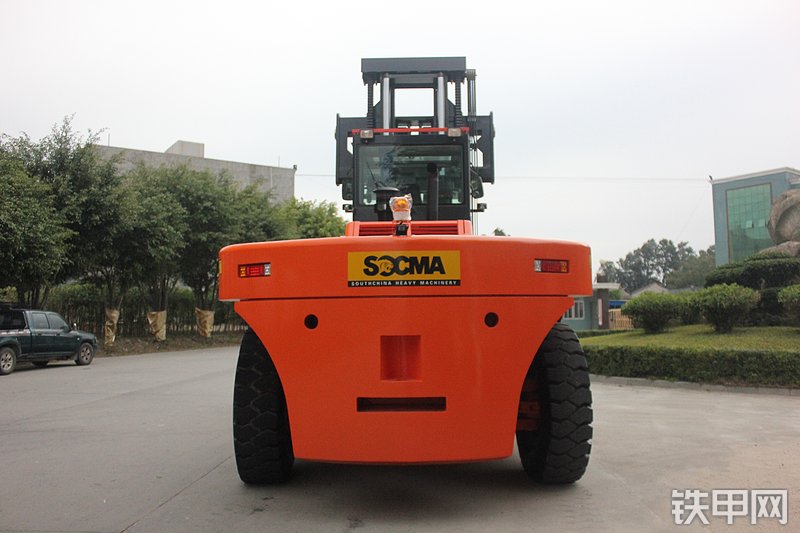 华南重工HNF-300叉车整机外观