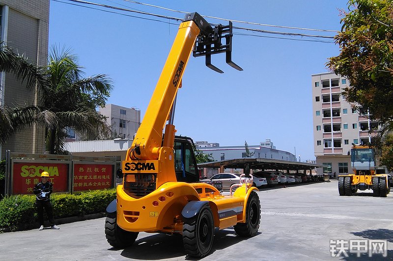 华南重工HNT40-4伸缩臂叉车整机外观