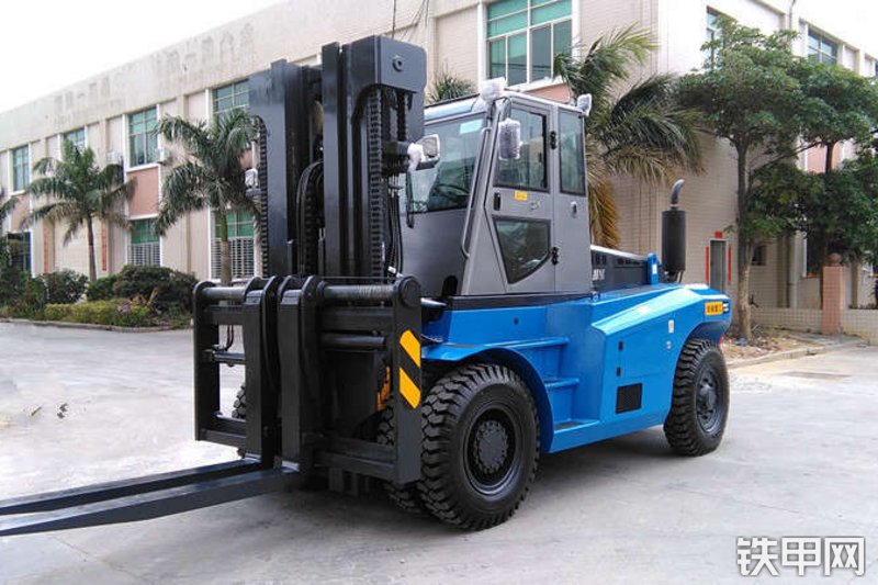 华南重工HNF-120叉车整机外观