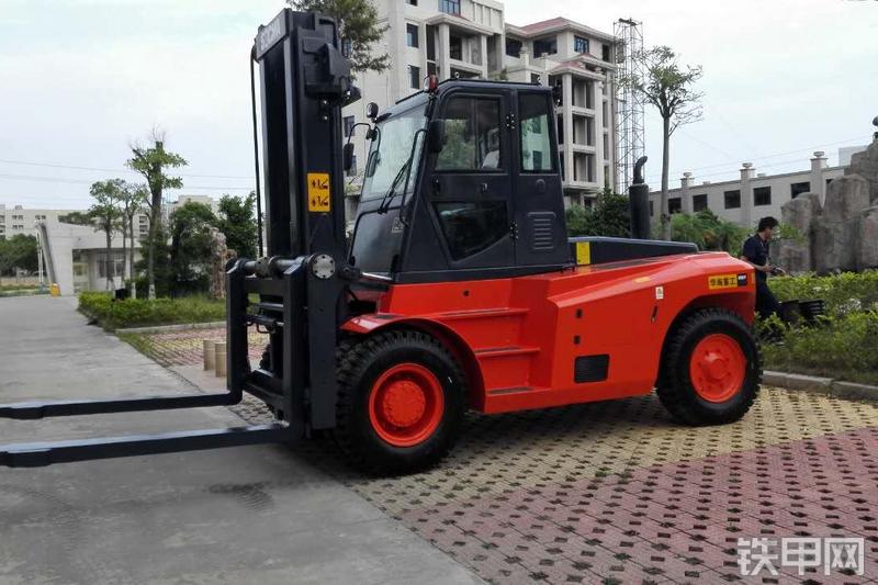 华南重工HNF-135叉车整机外观