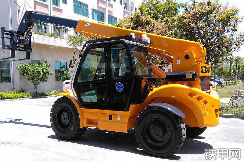 华南重工HNT40-4伸缩臂叉车整机外观