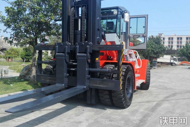 华南重工HNF-250叉车整机外观