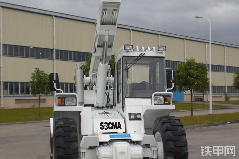 华南重工HNT25-4伸缩臂叉车整机外观