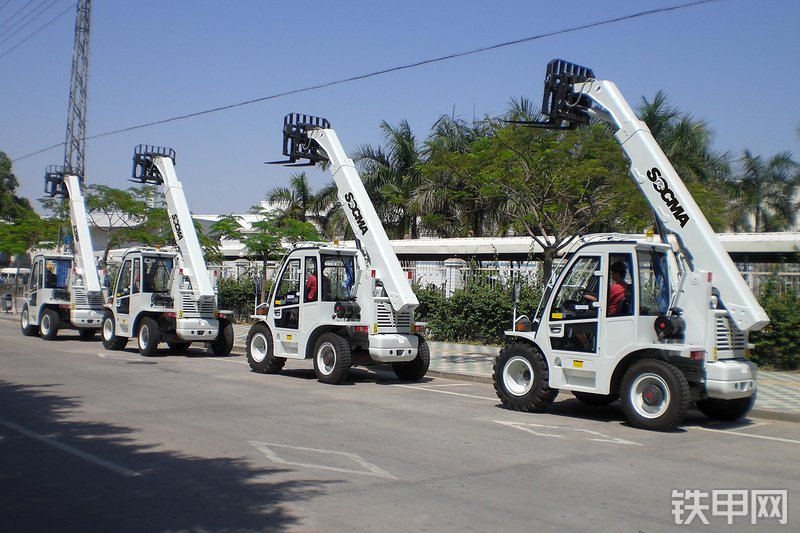 华南重工HNT25-4伸缩臂叉车整机外观