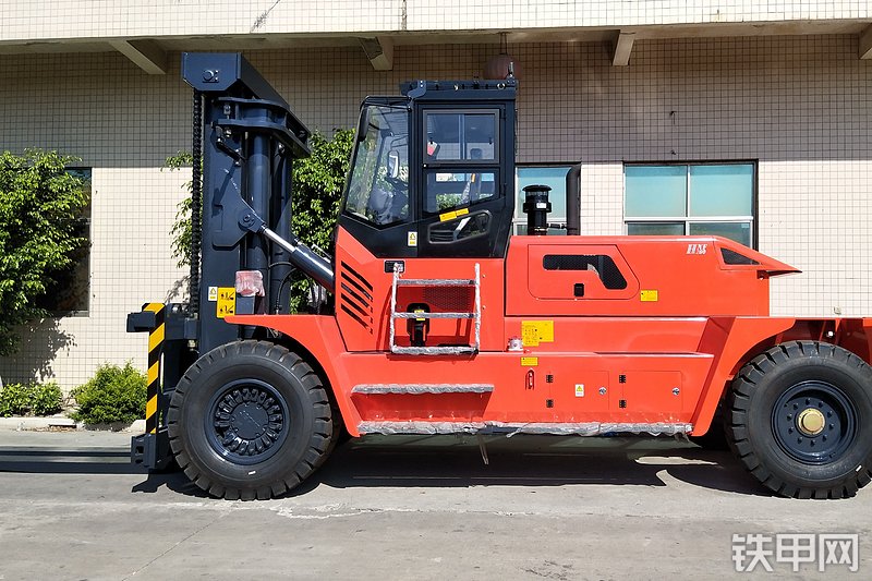 华南重工HNF-280叉车整机外观