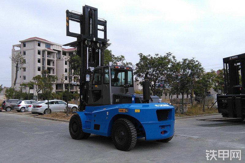 华南重工HNF-120叉车整机外观