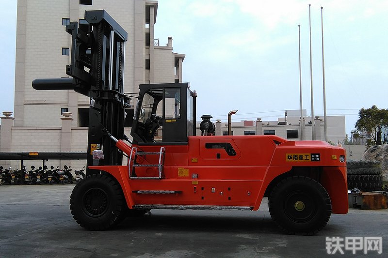 华南重工HNF-300叉车整机外观