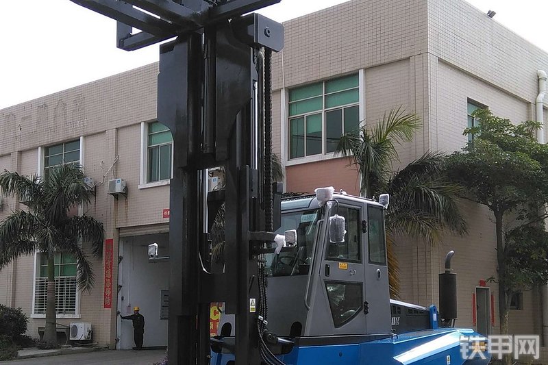 华南重工HNF-120叉车整机外观