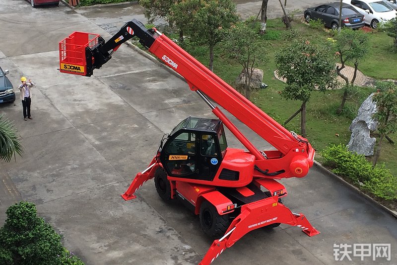 华南重工HNTR40伸缩臂叉车整机外观